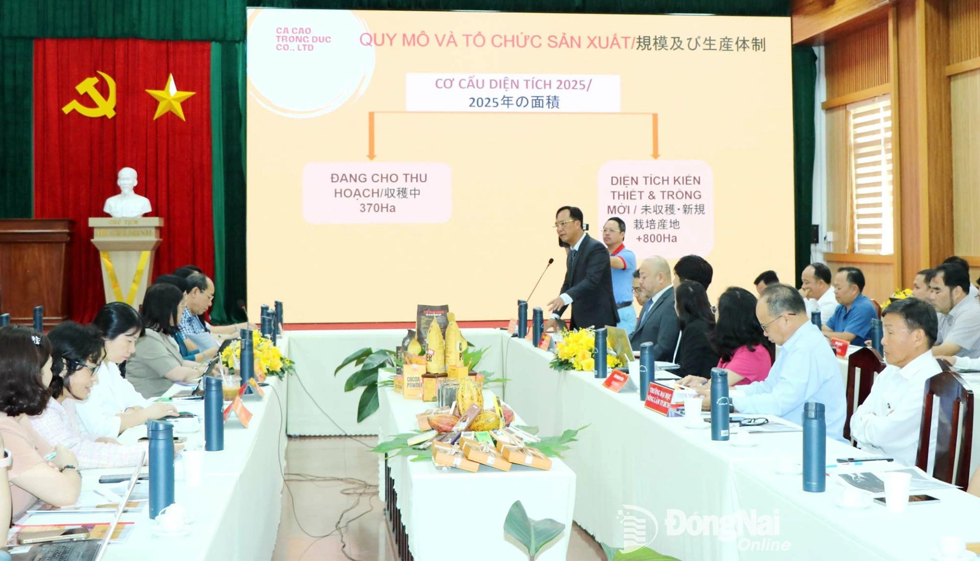 Dang Tuong Khanh, Director of Ca Cao Trong Duc Co., Ltd., presents the scale of the project. Photo: Vuong The