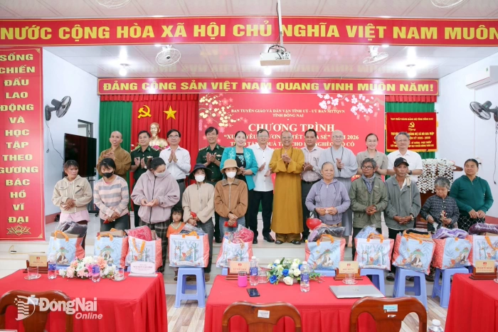 Trao 300 phần quà và chúc Tết các Đồn biên phòng Đắc Ka, Bù Gia Mập