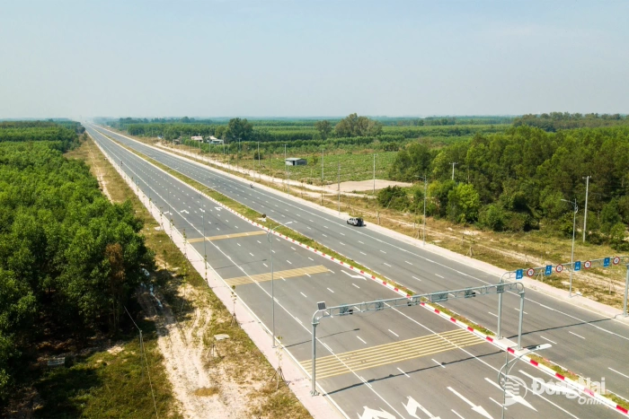 Overview of 2 roads connecting the airport and expressways in Nhon Trach