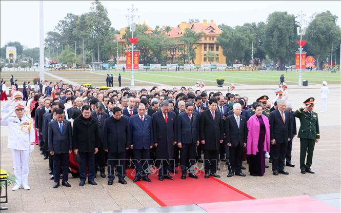 Lãnh đạo Đảng, Nhà nước và đại diện các thế hệ đại biểu Quốc hội các nhiệm kỳ tưởng niệm Chủ tịch Hồ Chí Minh. Ảnh: An Đăng/TTXVN