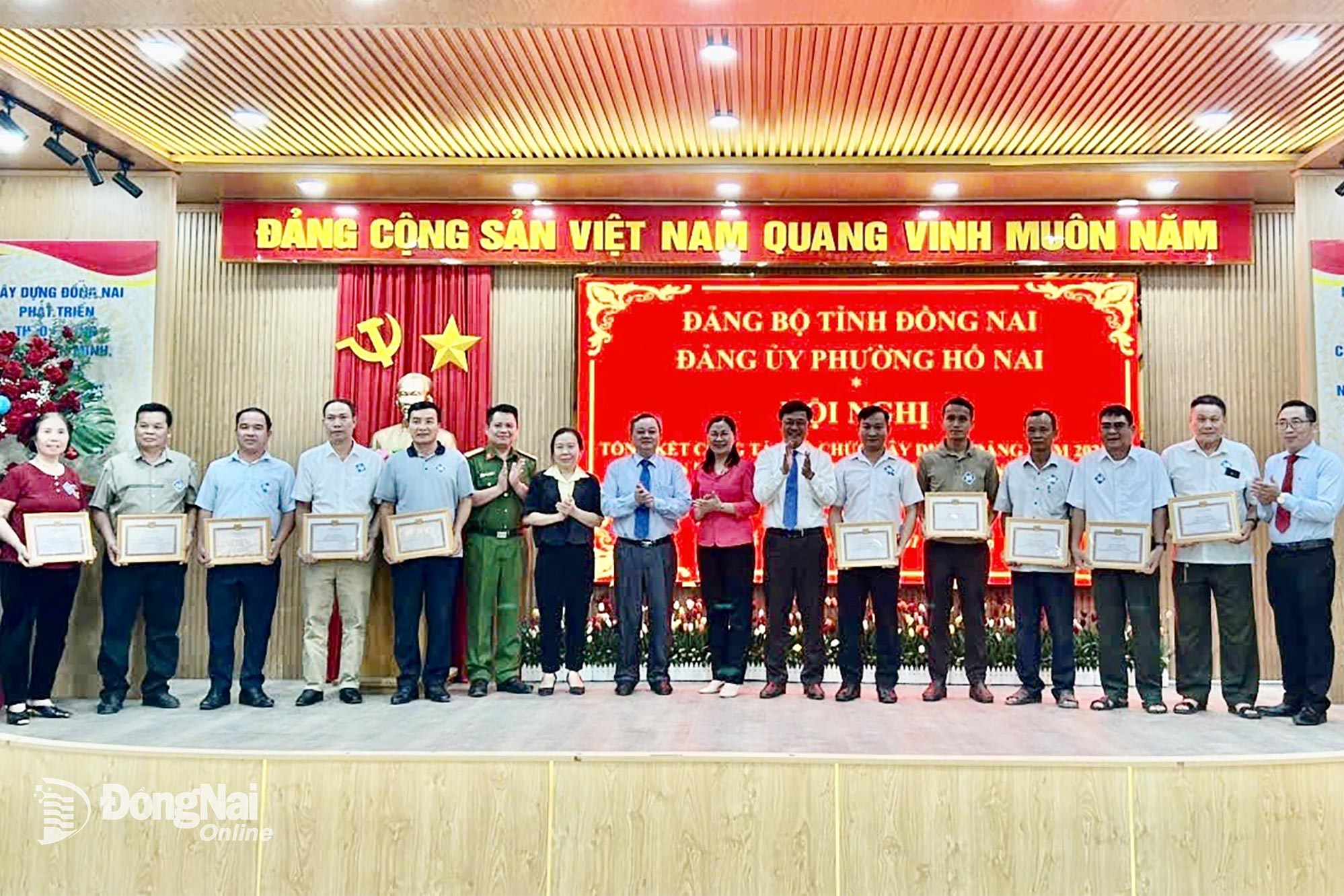 Ủy viên Ban Thường vụ Tỉnh ủy, Trưởng ban Nội chính Tỉnh ủy Đồng Nai Nguyễn Minh Hợi và lãnh đạo phường Hố Nai trao giấy khen cho các đảng viên hoàn thành xuất sắc nhiệm vụ năm 2025. Ảnh: Hồng Mỹ

