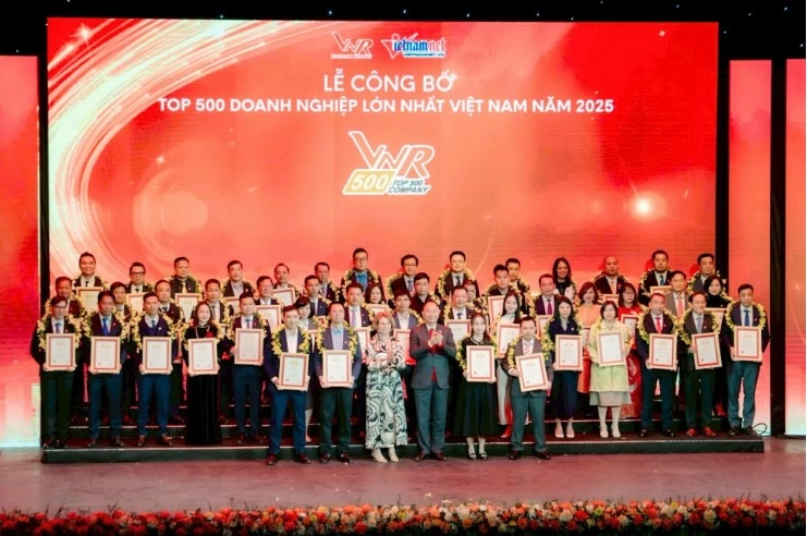 Certificates are awarded to the Top 500 largest businesses in Vietnam