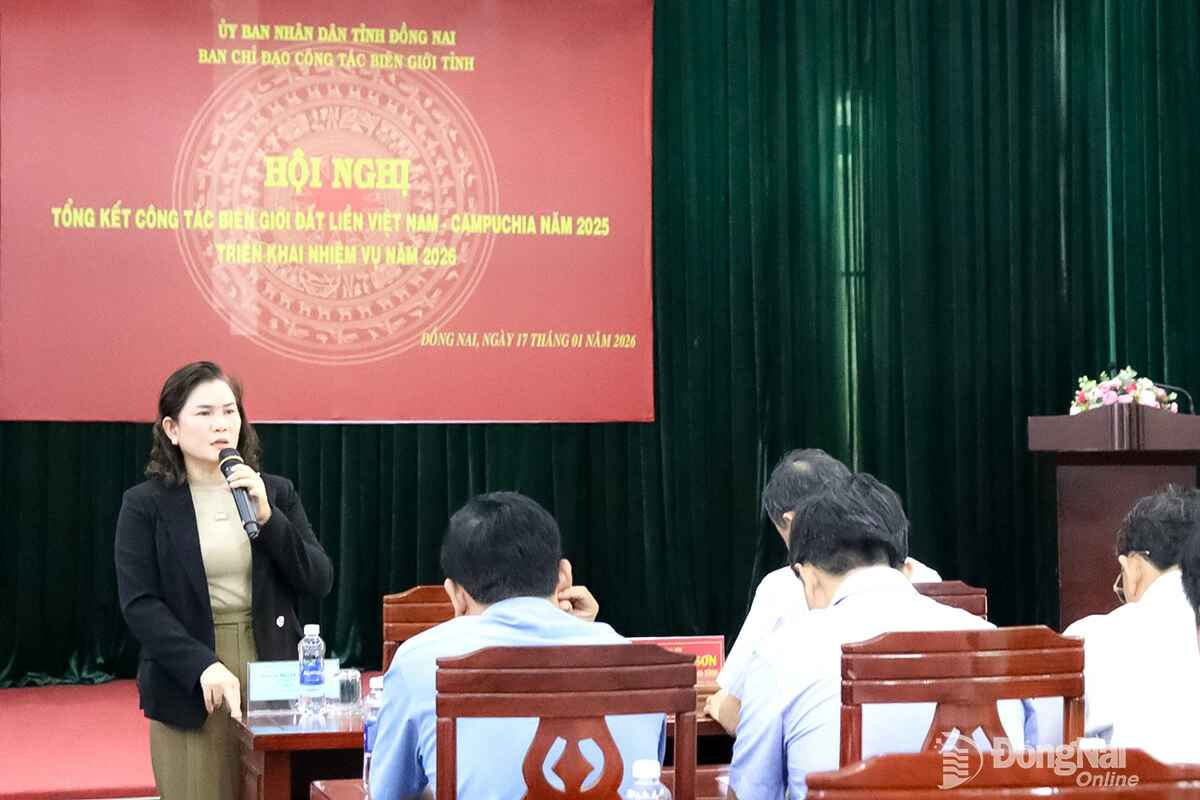 Huynh Thi Be Nam, Director of the Department of Foreign Affairs and Standing Deputy Head of the Dong Nai Provincial Steering Committee for Border Affairs, chairs the discussion. Photo: Nguyet Ha