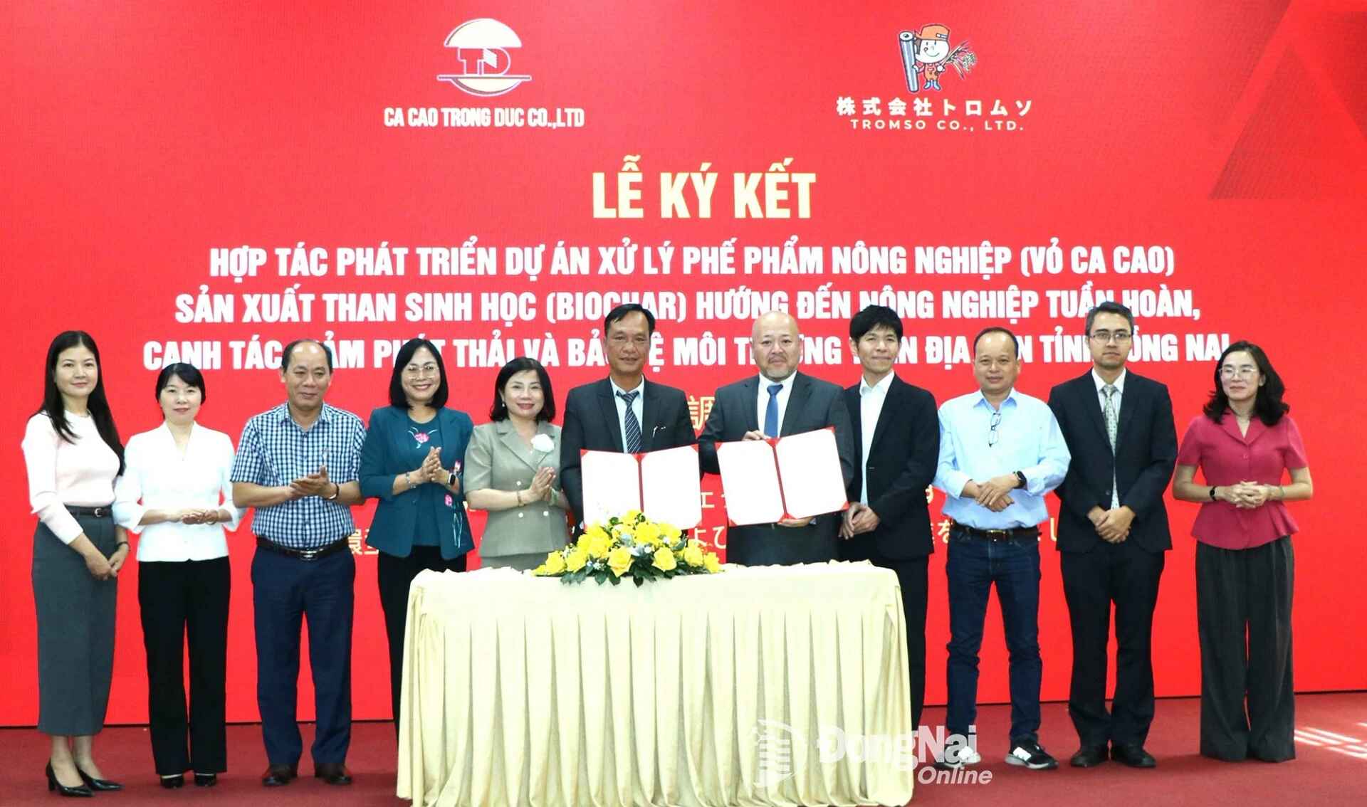 Delegates witness the signing ceremony. Photo: Vuong The