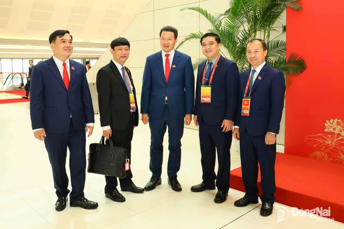 Đoàn đại biểu Đảng bộ tỉnh Đồng Nai vào hội trường dự phiên bế mạc Đại hội XIV của Đảng