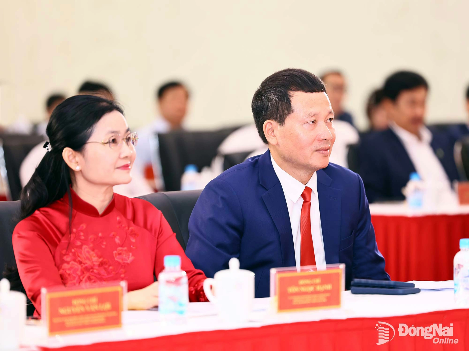 Các đồng chí: Vũ Hồng Văn, Ủy viên Trung ương Đảng, Bí thư Tỉnh ủy, Trưởng đoàn Đại biểu Quốc hội tỉnh và Tôn Ngọc Hạnh, Ủy viên Trung ương Đảng, Phó Bí thư Thường trực Tỉnh ủy, Chủ tịch HĐND tỉnh tham dự hội nghị. Ảnh: Công Nghĩa