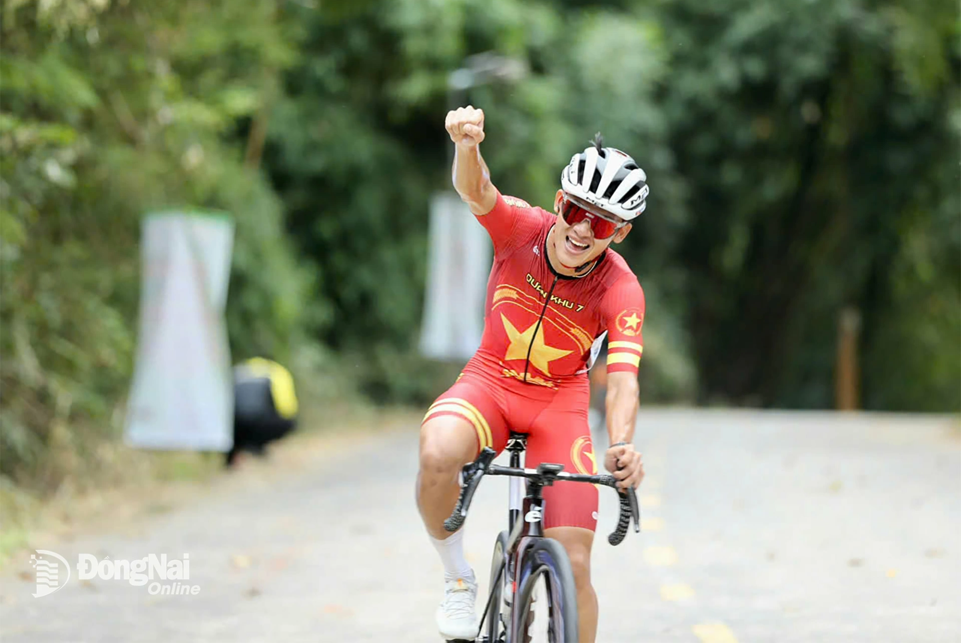 Cua-rơ Phạm Lê Xuân Lộc (Quân khu 7) cán đích đầu tiên tại đồi Bằng Lăng, núi Bà Rá, phường Phước Long, tỉnh Đồng Nai. Ảnh: Trần Cảnh