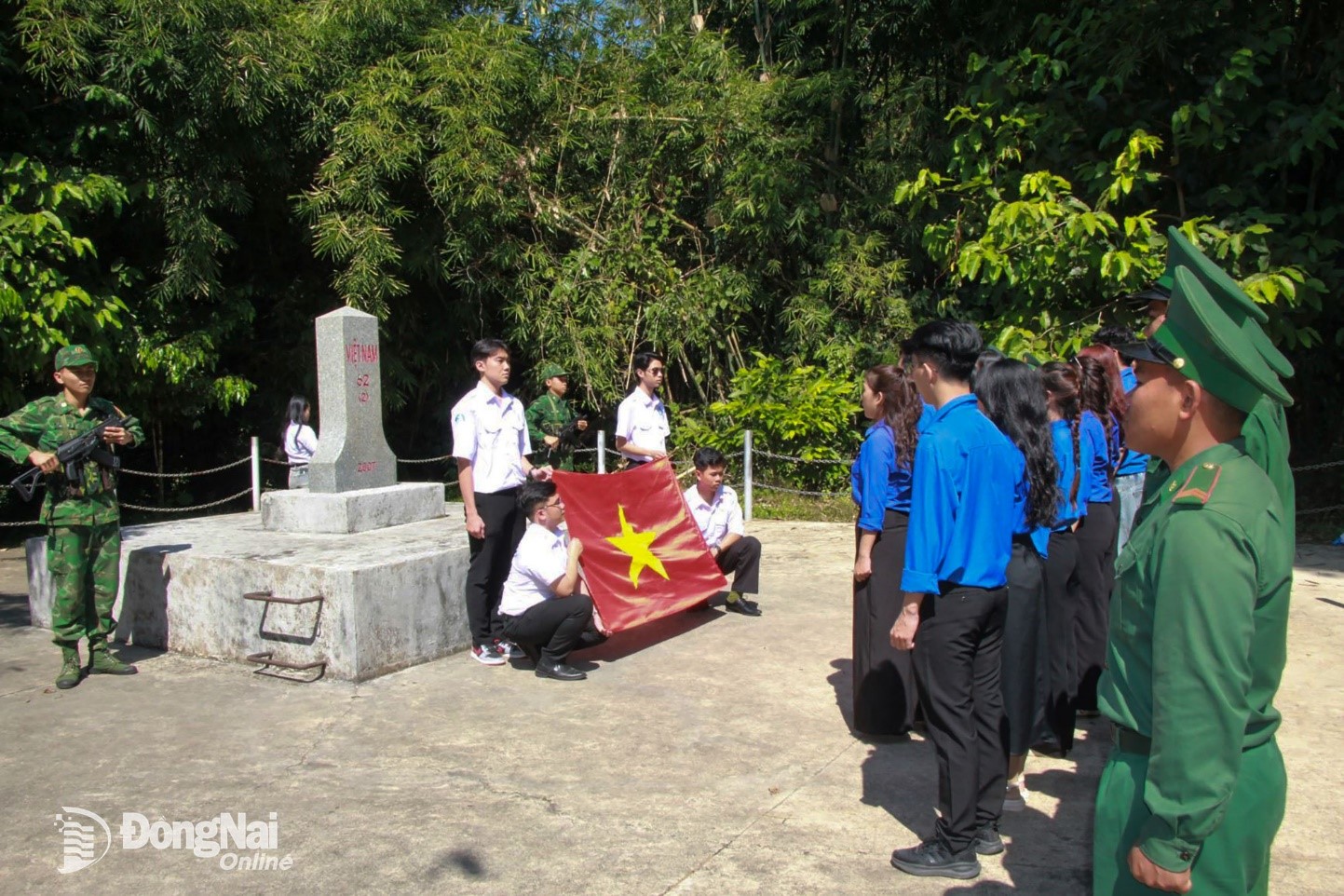 Youth Union members, association members, and students attend a flag-raising ceremony at Border Marker No. 62(2). Photo: Nga Son