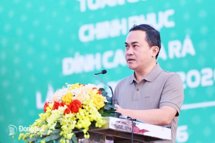 Le Truong Son, Member of the Standing Committee of the Provincial Party Committee and Vice Chairman of the Peoples Committee of Dong Nai province, delivers a speech at the opening ceremony
