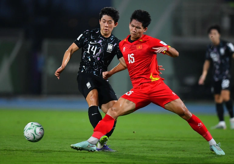 Các cầu thủ U23 Hàn Quốc tạo sức ép lớn trước khung thành của Cao Văn Bình.
