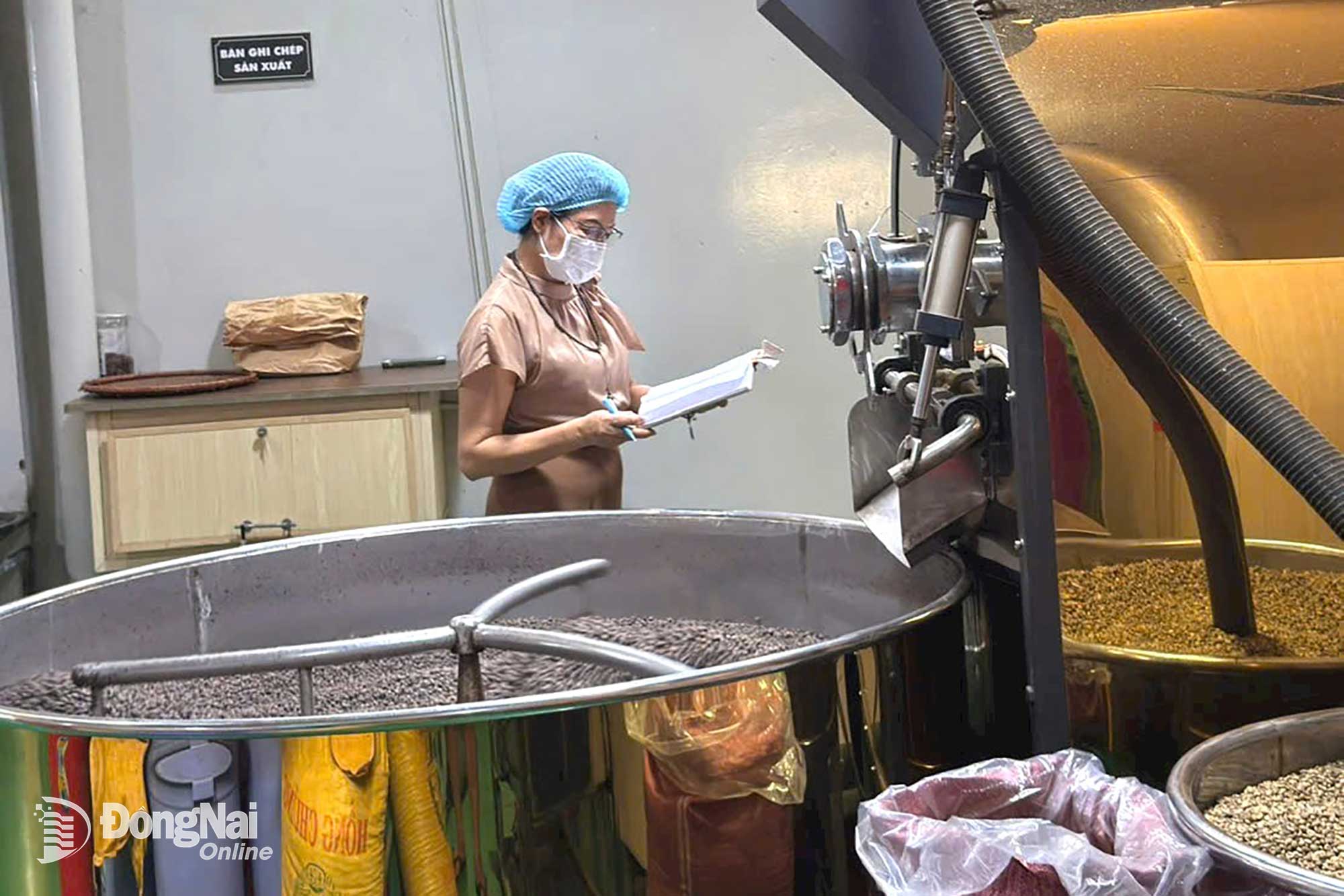 Công nhân kiểm tra sản phẩm tại nhà máy cà phê của Công ty TNHH Cà phê Hải Việt (phường Trảng Dài). Ảnh: L.H