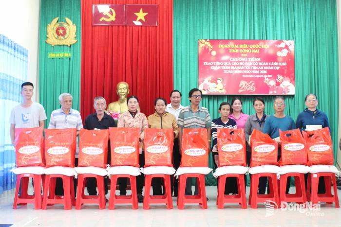 Đại biểu Quốc hội Bùi Xuân Thống trao quà Tết cho gia đình chính sách, hộ khó khăn