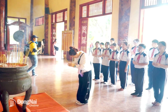 Người trẻ tìm về cội nguồn tại các di tích lịch sử