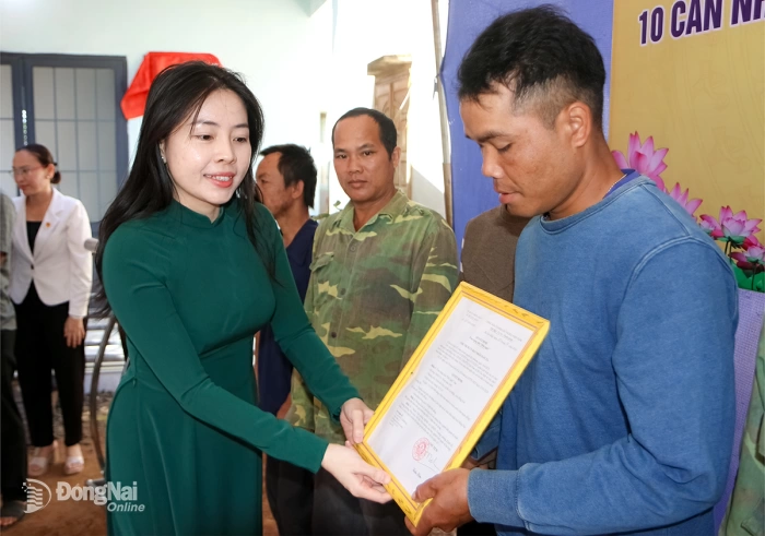 10 gia đình dân tộc thiểu số xã Bù Gia Mập nhận nhà mới