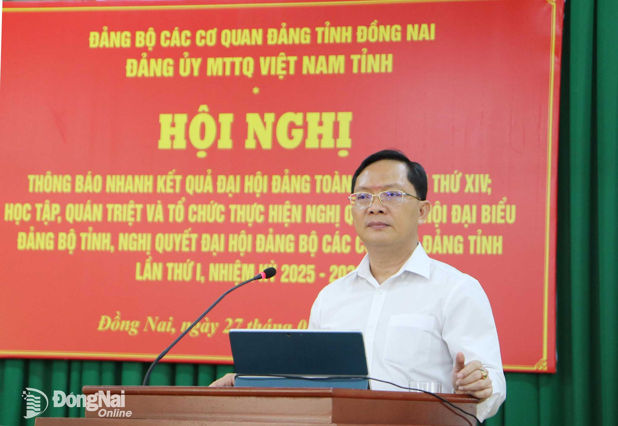 Ủy viên Ban Thường vụ Tỉnh ủy, Phó Bí thư Thường trực Đảng ủy các cơ quan Đảng tỉnh, Phó Chủ tịch Thường trực Ủy ban MTTQ Việt Nam tỉnh Đồng Nai Hà Anh Dũng báo cáo tại hội nghị. Ảnh: Văn Truyên