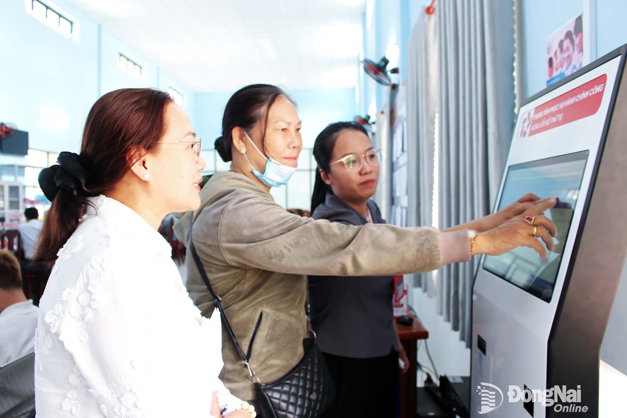 Phó Bí thư Đảng ủy, Chủ tịch UBND xã Gia Kiệm La Nguyễn Minh Hiền (bìa trái) cùng cán bộ Trung tâm Phục vụ hành chính công xã hướng dẫn người dân khi đến thực hiện thủ tục hành chính. Ảnh: Hồ Thảo