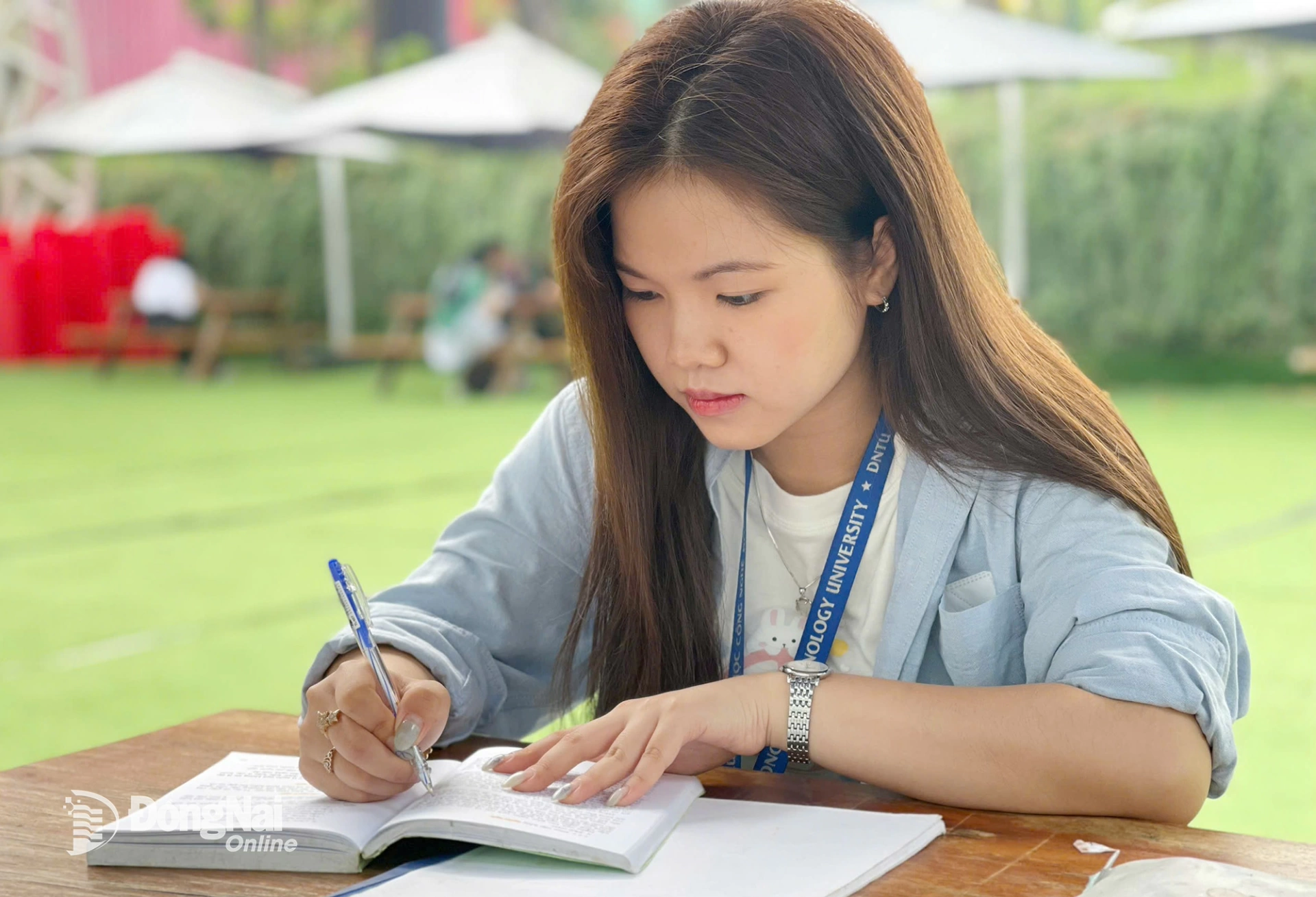 Sinh viên Phạm Nguyễn Hà Vy tự học tại trường. Ảnh: Nga Sơn