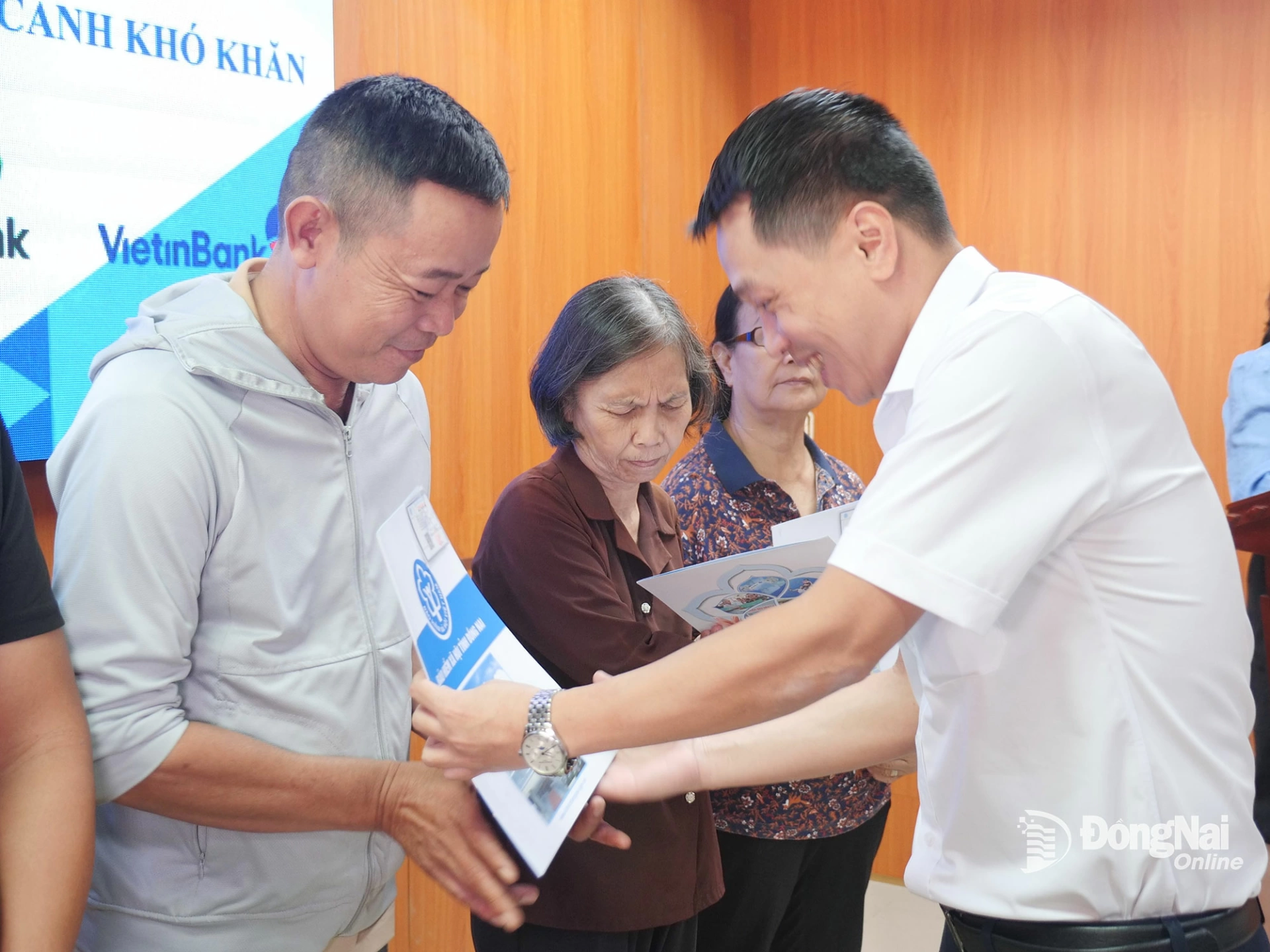 Trao tặng thẻ bảo hiểm y tế cho người dân có hoàn cảnh khó khăn trên địa bàn tỉnh. Ảnh: Hạnh Dung