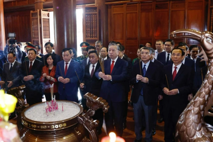 Tổng Bí thư Tô Lâm dâng hương tưởng niệm Chủ tịch Hồ Chí Minh tại Nghệ An