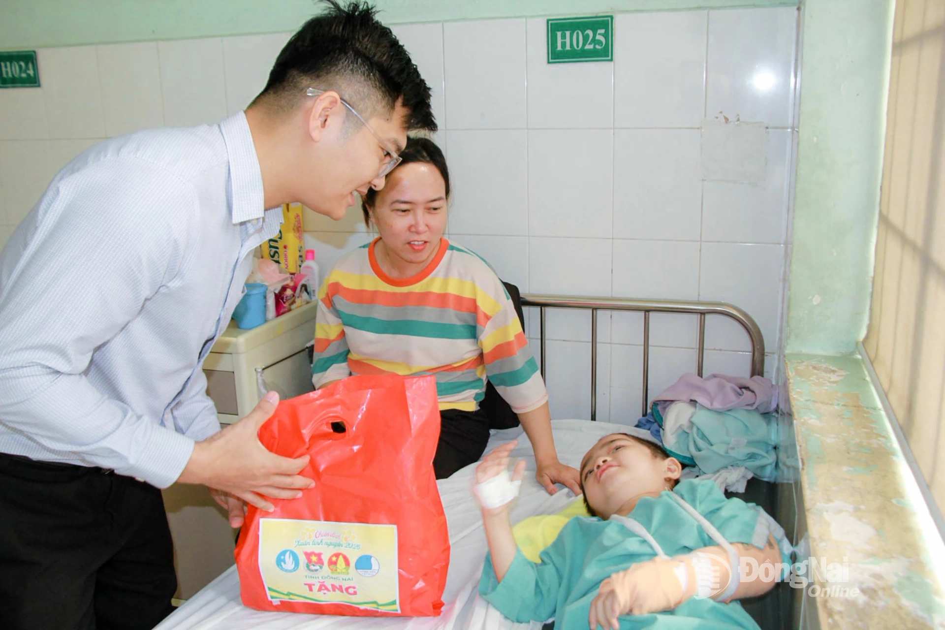 Phan The Cong, Deputy Secretary of the Provincial Youth Union and President of the Vietnam Youth Federation of Dong Nai province, visits and presents gifts to children receiving treatment at the Dong Nai Children’s Hospital. Photo: Nga Son