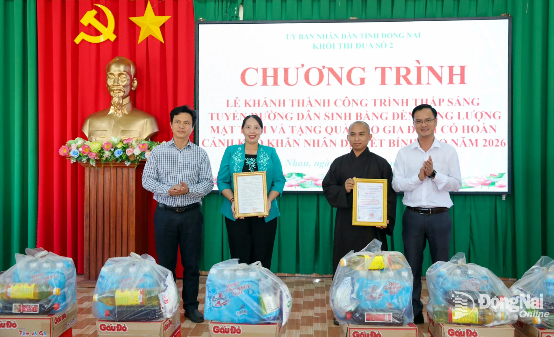 Lãnh đạo xã Đak Nhau trao thư cảm ơn đơn vị đồng hành và nhà tài trợ. Ảnh: Trương Hiện