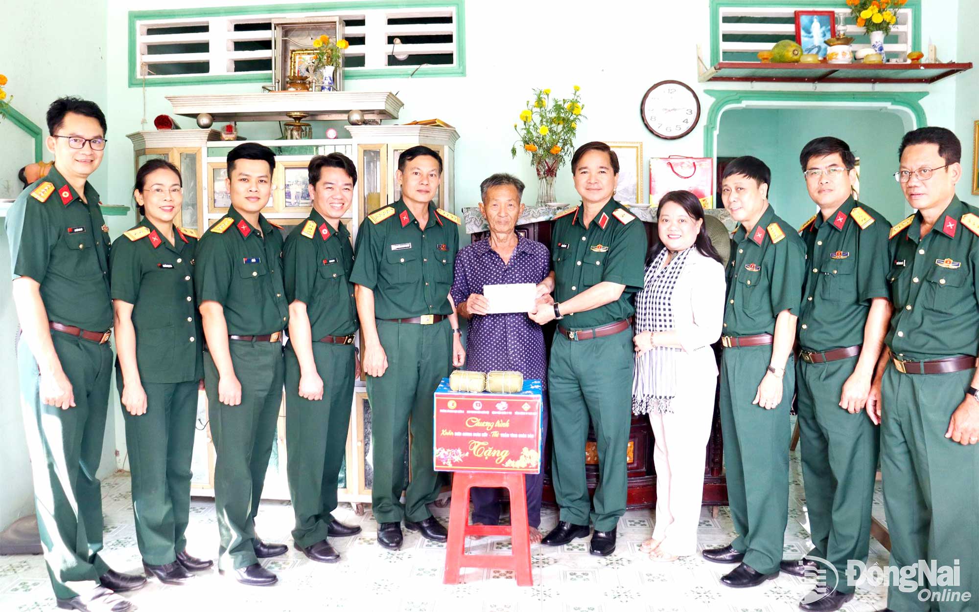 Thủ trưởng Trường SQLQ2 và đại biểu thăm, tặng quà gia đình thương binh 4/4 Nguyễn Văn Tưởng, ngụ ấp Phước Lợi, xã Phước Vinh, tỉnh Tây Ninh. Ảnh: Nguyệt Hà