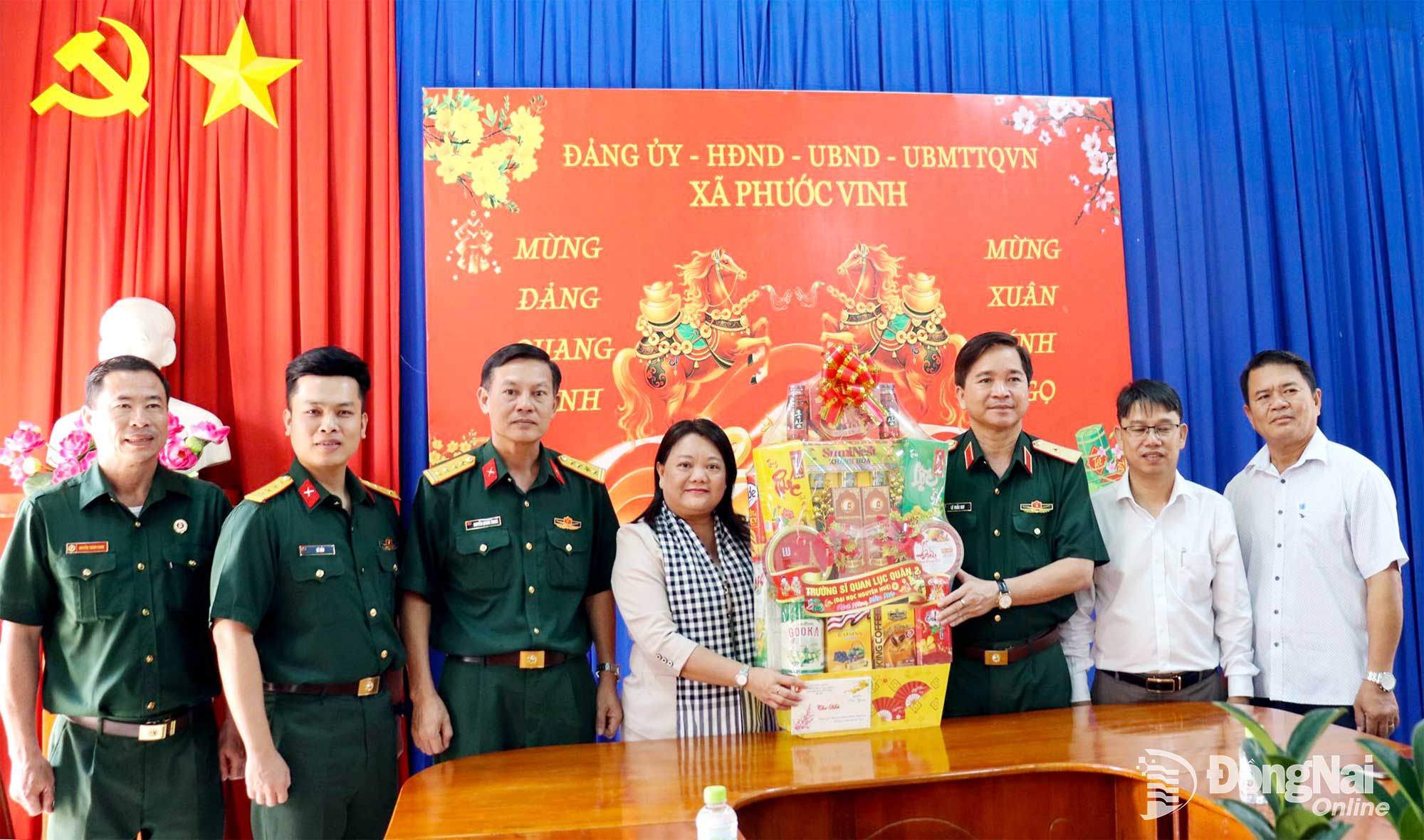 Thiếu tướng, TS.Lê Khắc Huy, Ủy viên Thường vụ Đảng ủy, Phó Chính ủy Trường Sĩ quan Lục quân 2 (thừ 3 từ phải qua) và đại biểu Ban Thanh niên Quân đội tặng quà chúc Tết Đảng ủy, HĐND, UBND, Ủy ban MTTQ xã Phước Vĩnh. Ảnh: Nguyệt Hà