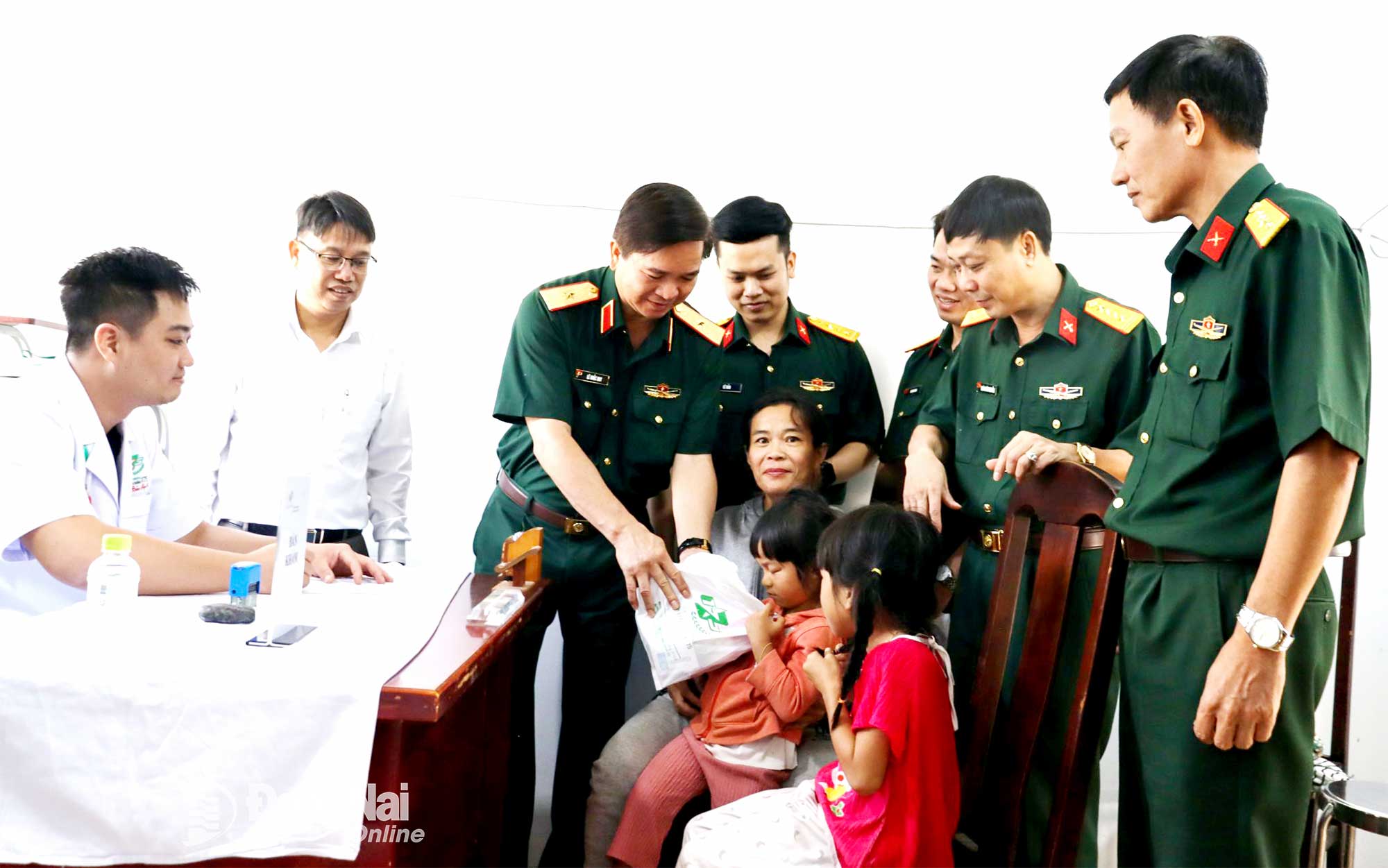 Thiếu tướng, Tiến sĩ Lê Khắc Huy và đại biểu Ban Thanh niên quân đội cùng các đại biểu thăm hỏi người dân đến khám bệnh và tặng quà chúc tết người dân trong chương trình. Ảnh: Nguyệt Hà