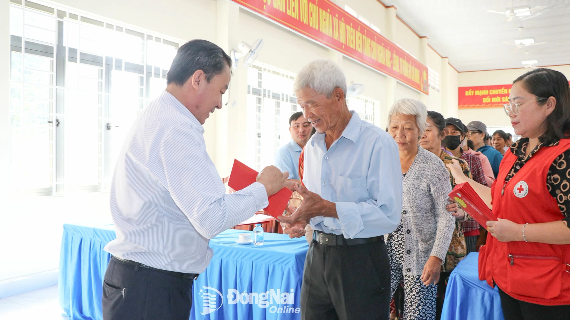 Ông Phan Hữu Giống, Phó Tổng giám đốc Công ty TNHH MTV Xổ số kiến thiết và Dịch vụ tổng hợp Đồng Nai trao quà cho người dân tại xã Xuân Hòa. Ảnh: Tố Tâm