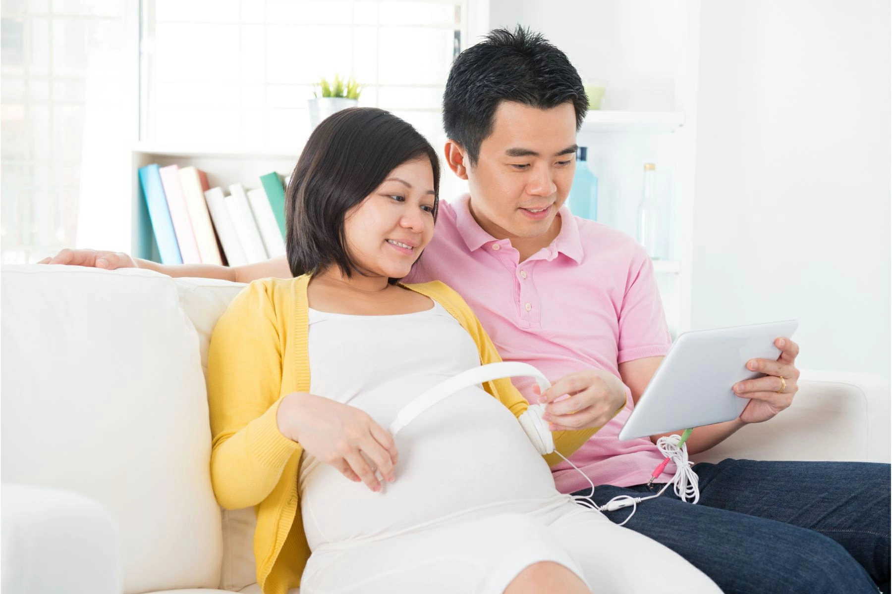 Trang bị bảo hiểm sức khoẻ để bảo vệ cả mẹ và bé.