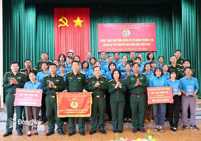 Ban Công đoàn Quốc phòng thăm, tặng quà công đoàn cơ sở Nông trường 726 và 720