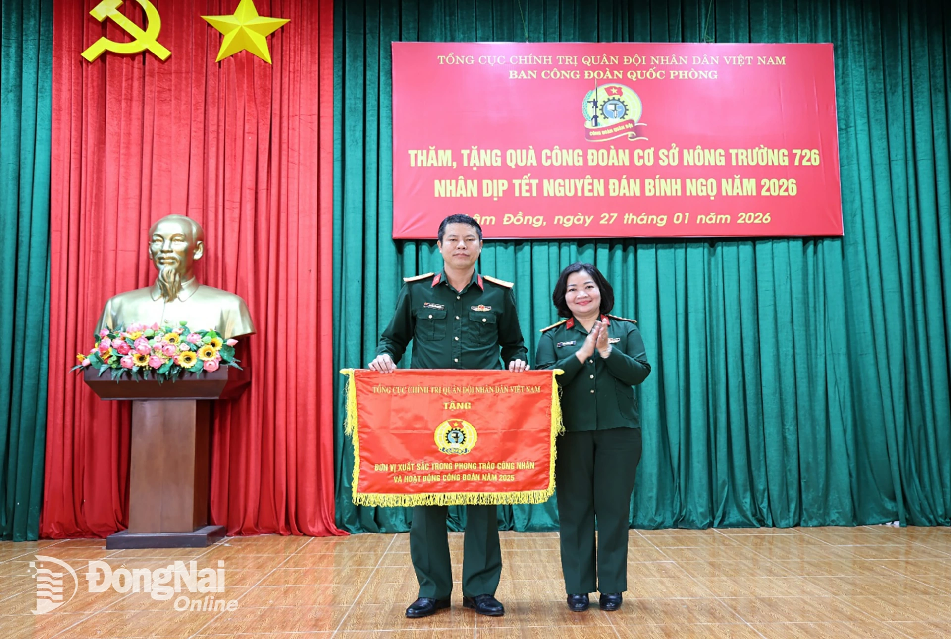 Thừa ủy quyền của Thủ trưởng Tổng cục chính trị, Đại tá Trần Thị Thu Hiền, Phó trưởng ban Công đoàn Quốc phòng trao cờ thi đua cho tập thể CĐCS Nông trường 726 vì đã có thành tích xuất sắc trong phong trào công nhân và hoạt động công đoàn năm 2025. Ảnh: Anh Đức