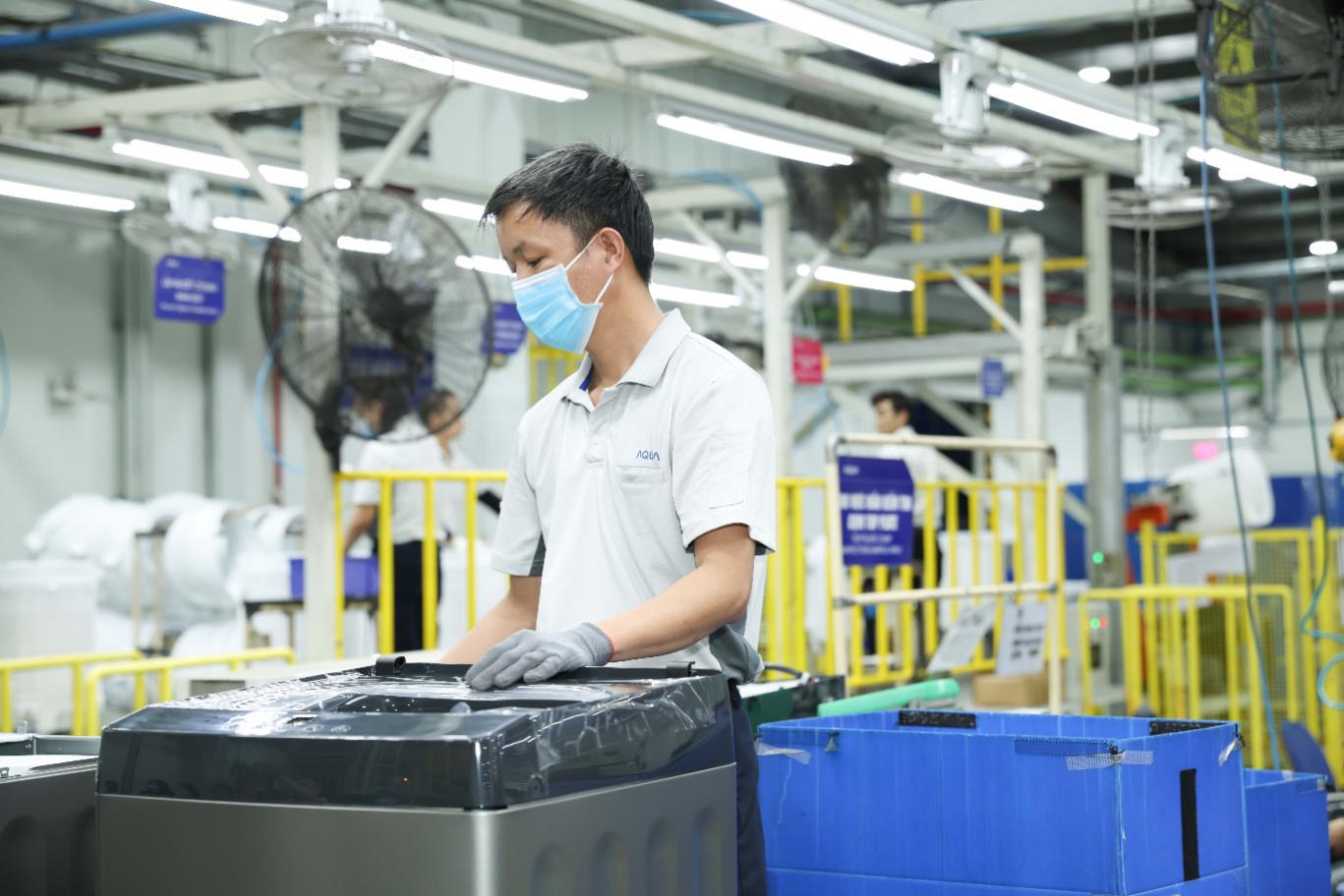 Công nhân đang sản xuất tại nhà máy AQUA Việt Nam.