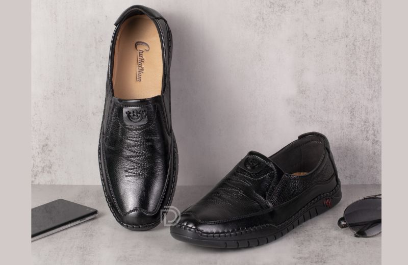 
Giày lười da bò thật với thiết kế đơn giản, bền đẹp và dễ sử dụng hằng ngày.