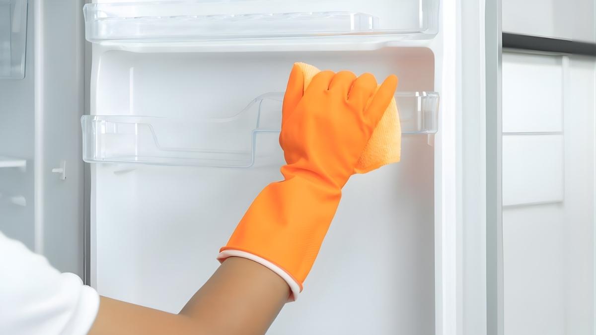 Tháo kẹp nhựa giúp làm sạch sâu các khe hở nhỏ.