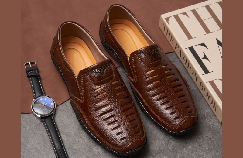 Giày lười đục lỗ thoáng khí giúp tăng sự thoải mái khi di chuyển trong thời tiết nóng ẩm.