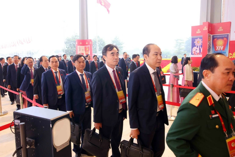Các đại biểu đến dự Đại hội XIV của Đảng. Ảnh: TTXVN