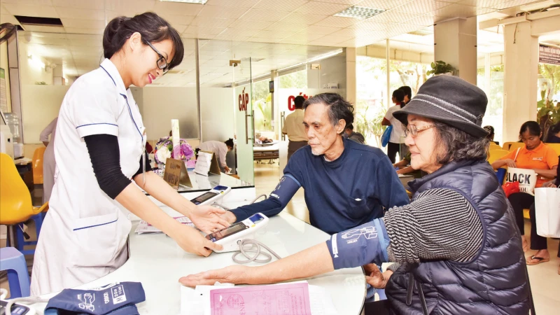 Medical examination and treatment activities at the Ha Noi Heart Hospital. (Photo: TUE NGHI)