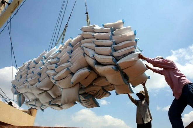 Workers load Vietnamese rice for export. (Photo: VNA)
