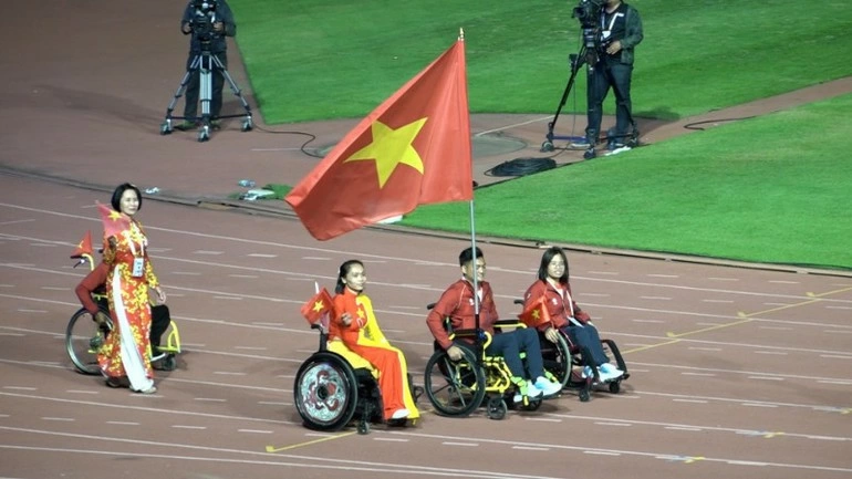 The Vietnamese Paralympic team parades at the closing ceremony of the Games