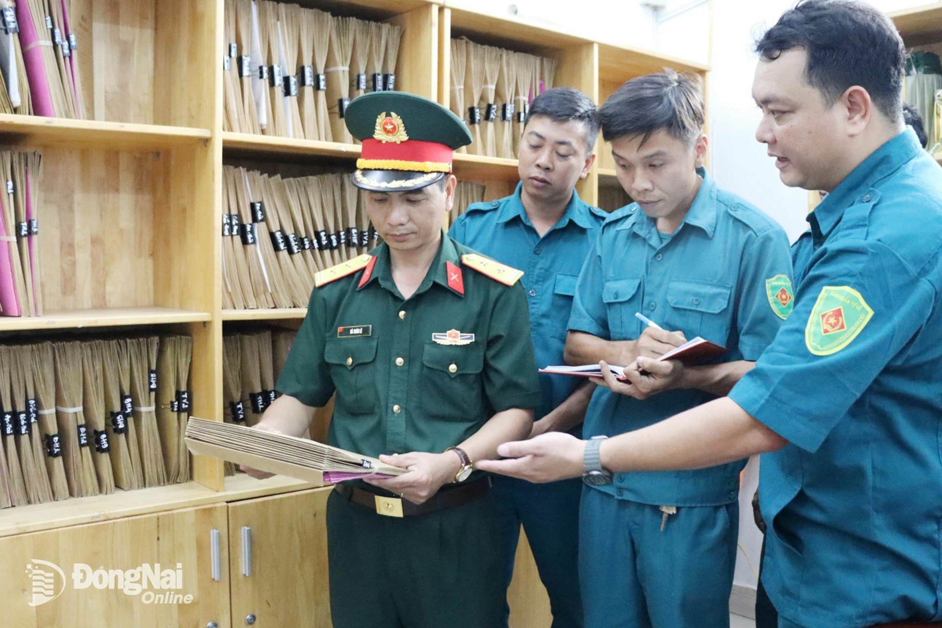 Trung tá Hà Xuân Lê và Ban Chỉ huy Quân sự phường Biên Hòa khảo sát nắm tình hình hồ sơ chuẩn bị gọi công dân nhập ngũ năm 2026. Ảnh: Nguyệt Hà