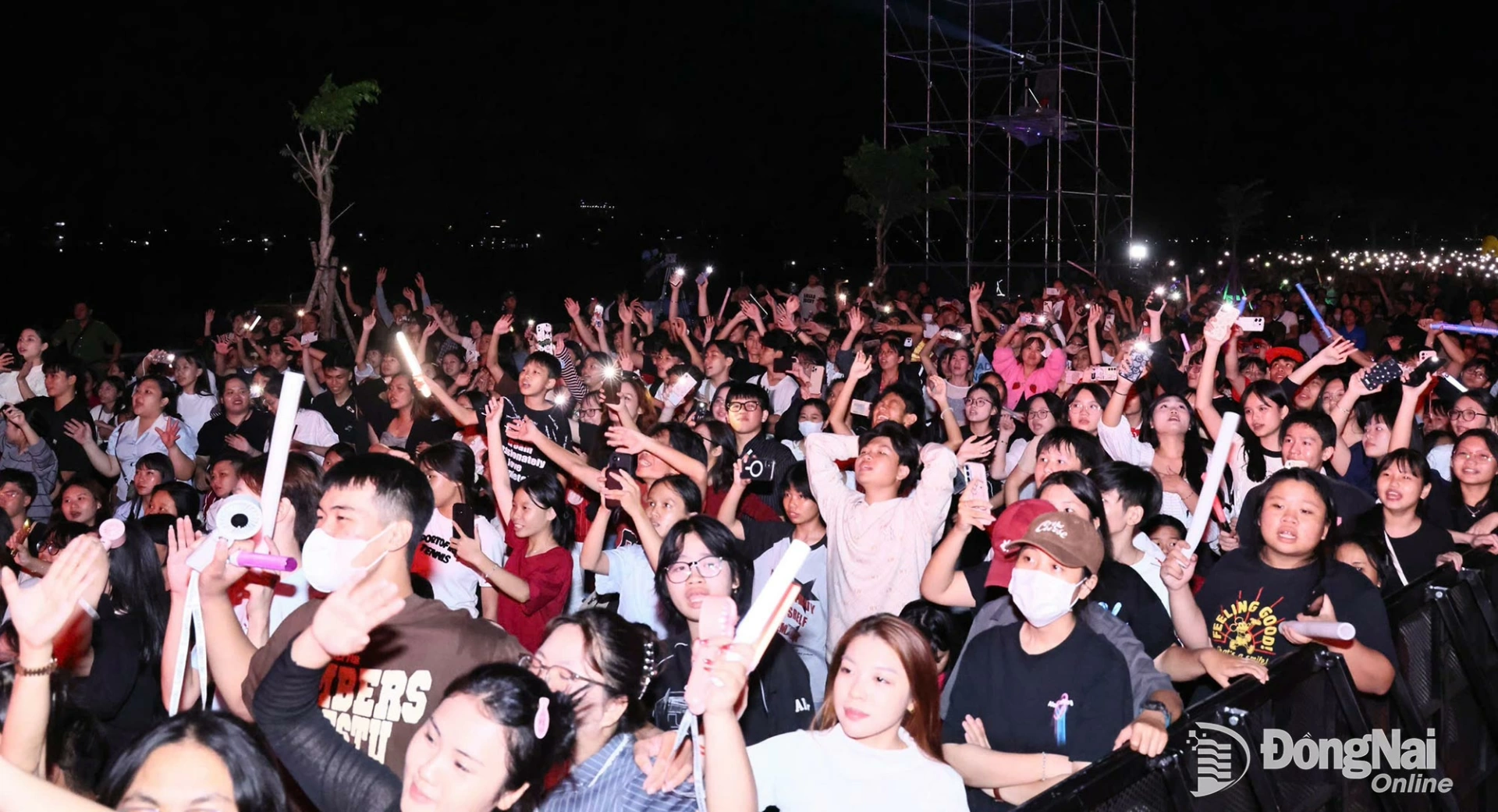 Thousands of residents enthusiastically take part in the New Year’s art program in Tran Bien Ward. Photo: Cong Nghia