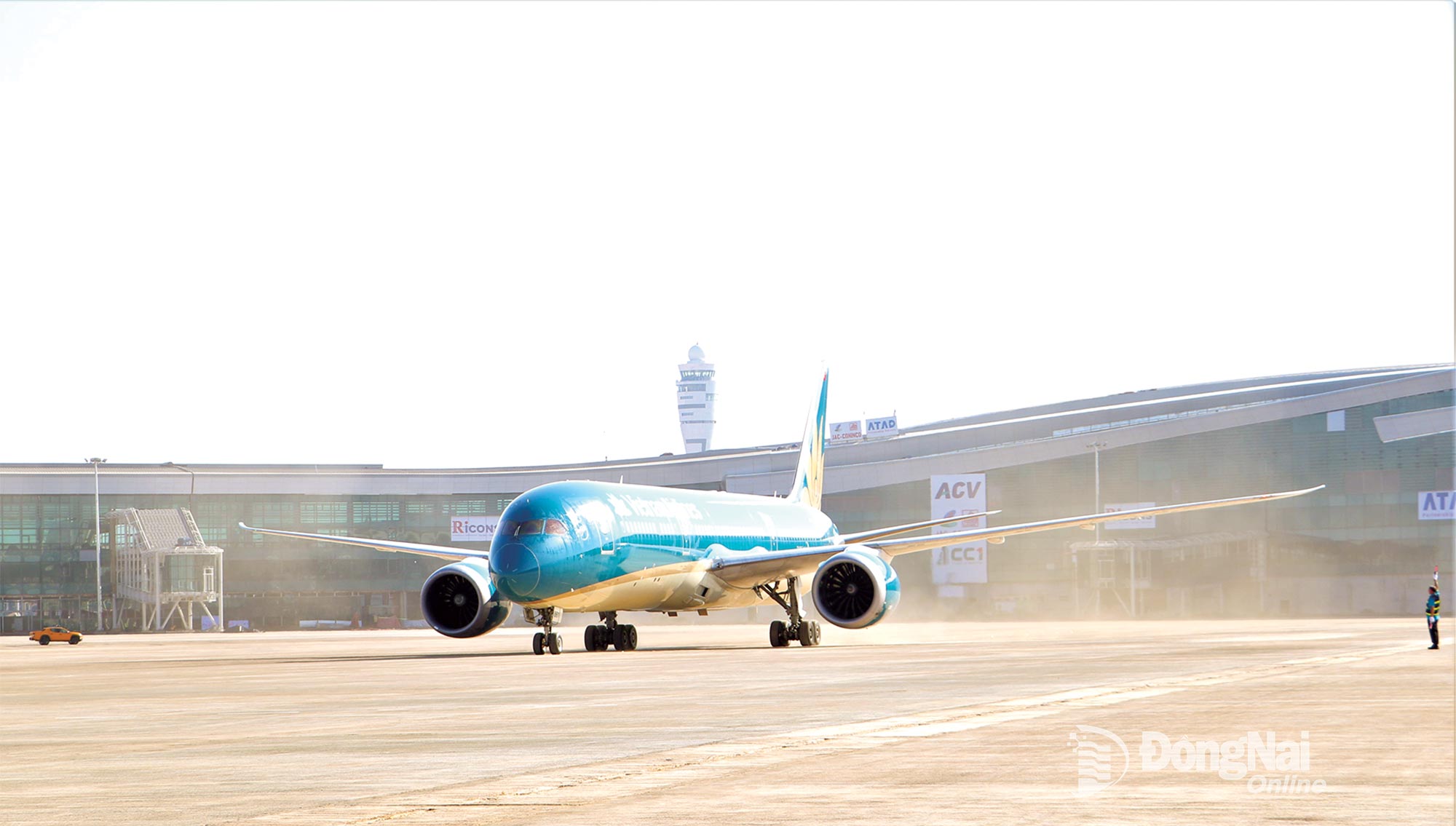 The first flight of Vietnam’s national carrier officially lands at Long Thanh International Airport on December 19, 2025. Photo: Pham Tung