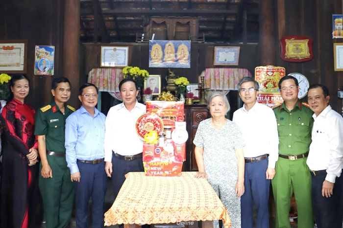 Chủ tịch UBND tỉnh Nguyễn Văn Út thăm, chúc Tết các Mẹ Việt Nam anh hùng