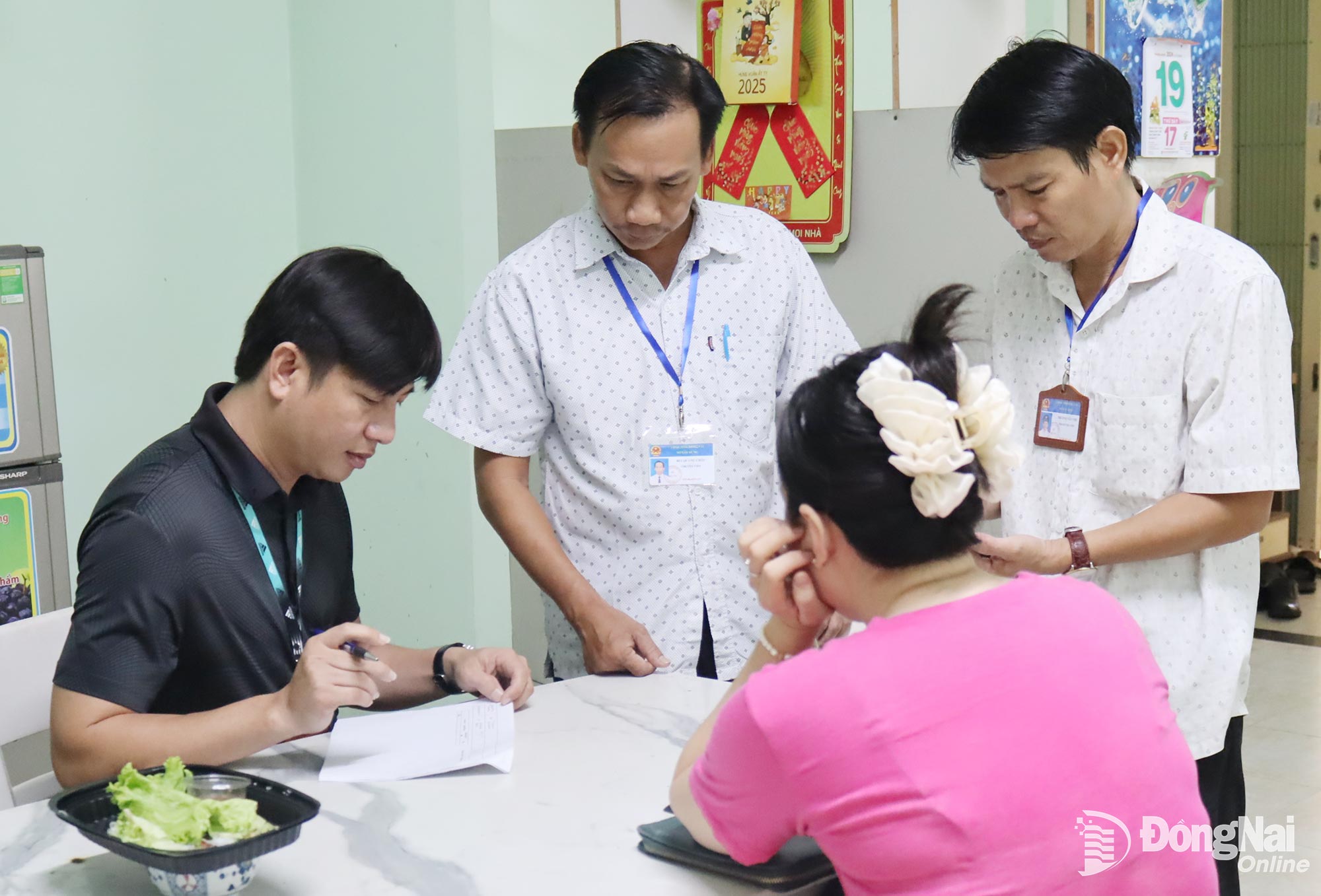 Cán bộ Sở Xây dựng tỉnh Đồng Nai kiểm tra đối tượng thuê nhà ở xã hội tháng 4-2025. Ảnh: Hoàng Lộc