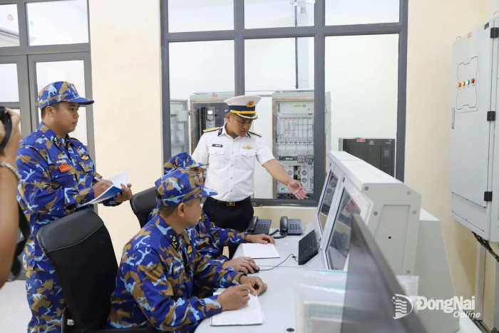 Đoàn công tác Bộ Tư lệnh Vùng 2 Hải quân thăm Trạm ra đa 590