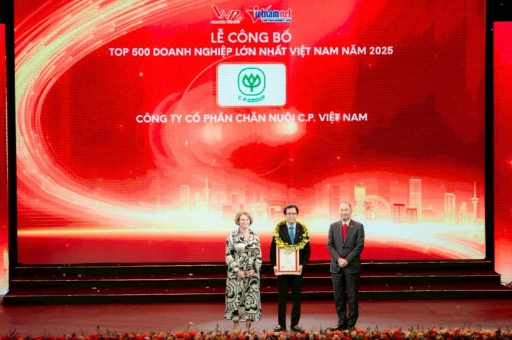 Vu Anh Tuan, Senior Deputy General Director of C.P. Vietnam Livestock Corporation, represents the company in receiving the certificate.