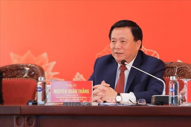 Đồng chí Nguyễn Xuân Thắng, Uỷ viên Bộ Chính trị, Giám đốc Học viện Chính trị quốc gia Hồ Chí Minh, Chủ tịch Hội đồng Lý luận Trung ương trả lời câu hỏi của phóng viên. Ảnh: Minh Quyết/TTXVN