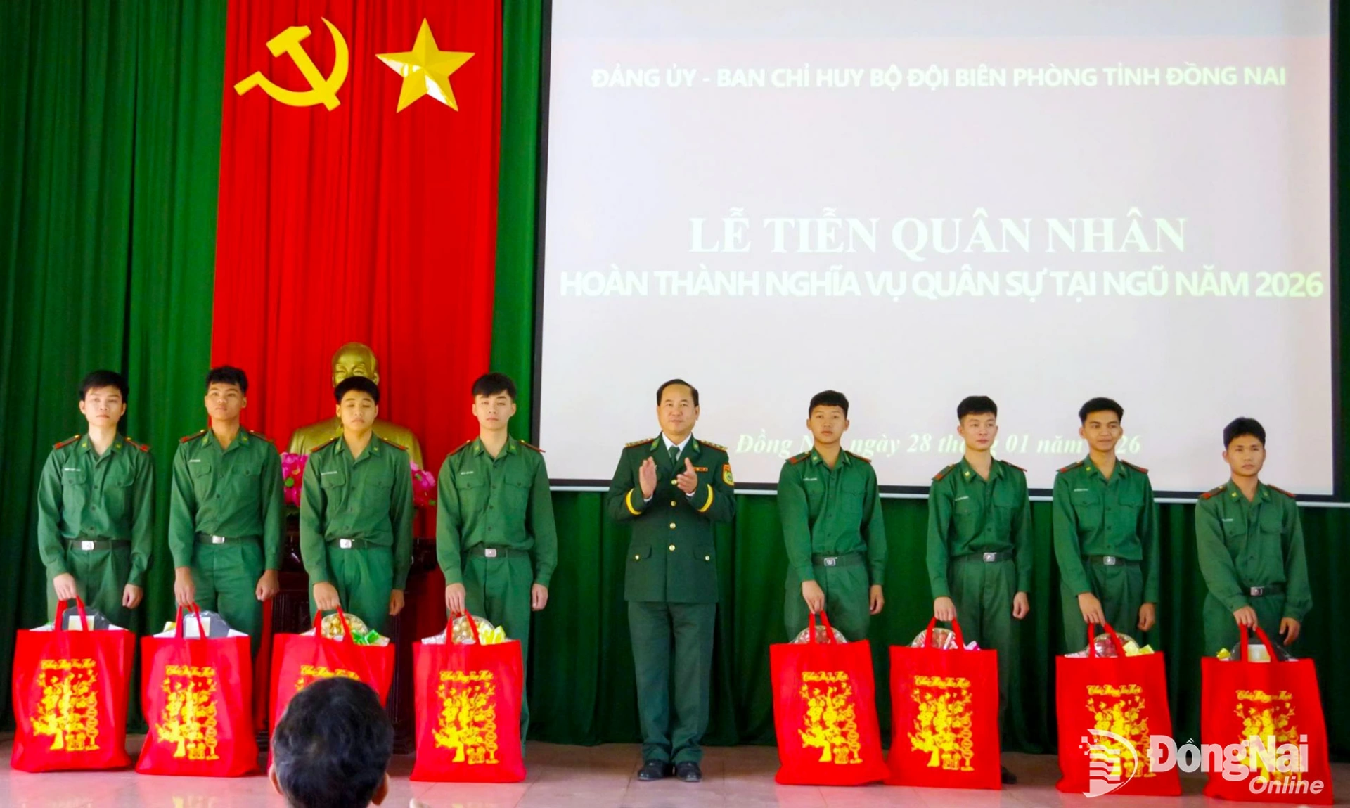 Thừa ủy quyền của Bộ Quốc phòng, Thượng tá Đoàn Trọng Nghĩa, Phó Chỉ huy trưởng, Tham mưu trưởng Ban Chỉ huy Bộ đội biên phòng tỉnh tặng quà của bộ cho quân nhân có hoàn cảnh khó khăn dịp Tết Nguyên đán 2026. Ảnh: Hữu Thịnh