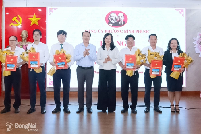 Đảng ủy phường Bình Phước công bố và trao quyết định tiếp nhận các chi, Đảng bộ cơ sở